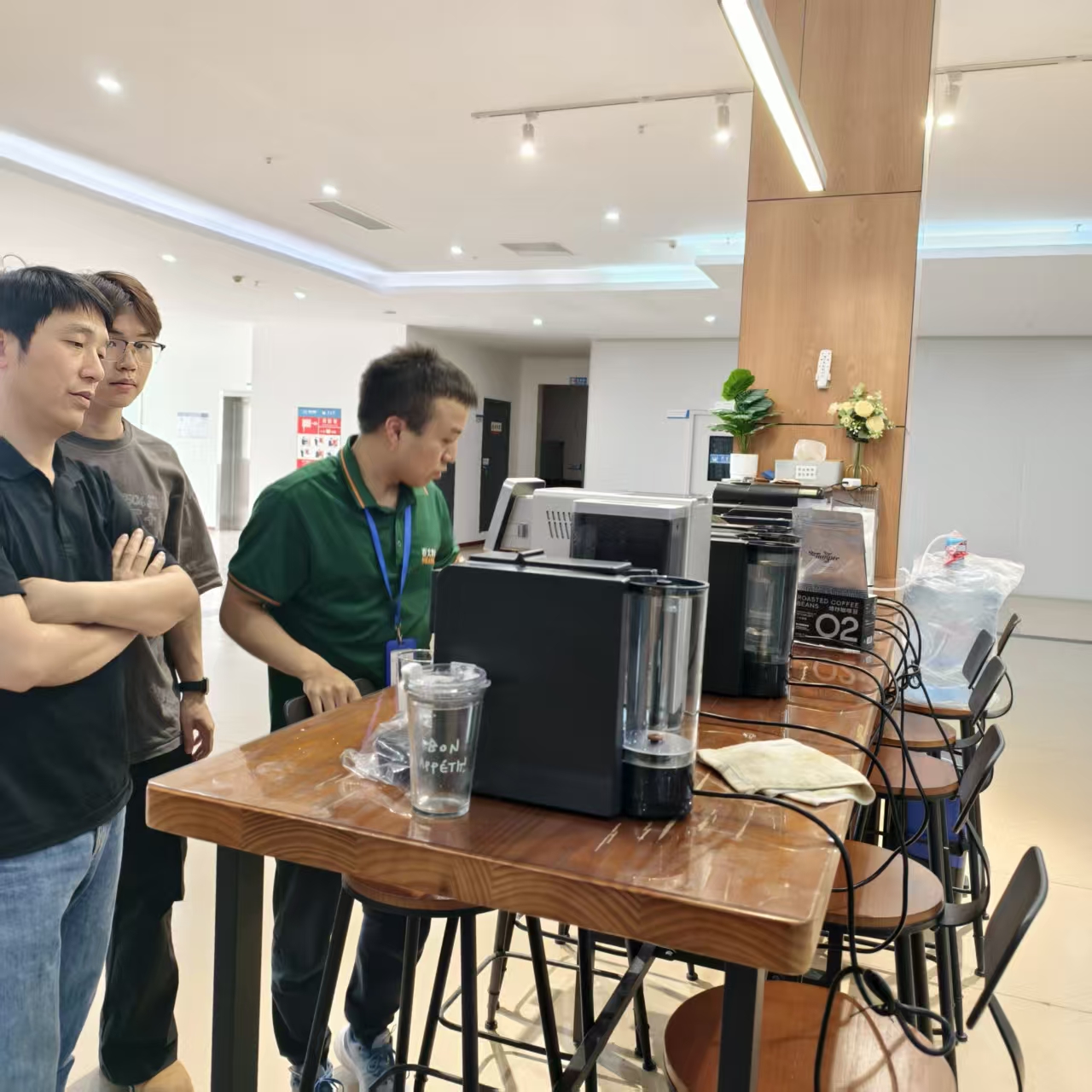 ಆಸೋಮ್ ಇ-ಕಾಮರ್ಸ್ ಐಎನ್‌ಸಿ. ಜನರಲ್ ಮ್ಯಾನೇಜರ್ ಟ್ಯಾಂಗ್ ಸೀವರ್‌ಗೆ ಭೇಟಿ ನೀಡುತ್ತಾರೆ ಮತ್ತು ಸಂಪೂರ್ಣ ಸ್ವಯಂಚಾಲಿತ ಕಾಫಿ ಯಂತ್ರ SV205 ಅನ್ನು ಪರಿಶೀಲಿಸುತ್ತಾರೆ
